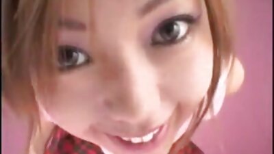 Жижиг хөхтэй шаргал үст бүсгүй бэлэг эрхтэндээ хайртайгаа харуулж байна