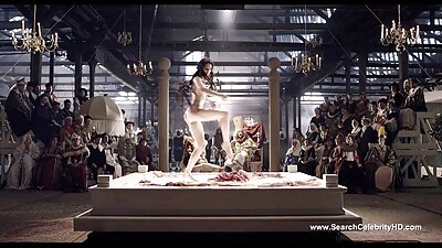 А улаавтар буйдан дээр түүний нойтон, тачаангуй pussy нь галзуугийн байна