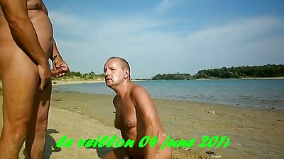 Улаан үстэй хөөрхөн Женна Росс унтлагын өрөөнд номлогчийн секс хийж байна