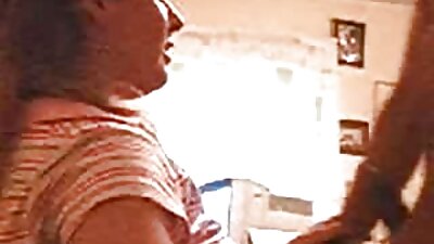 Дэгжин хар үстэй бүсгүй ном уншихын оронд найз залуугийнхаа эрхтнийг унадаг