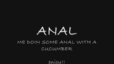 Хоёр халуухан brunettes ээлжлэн хөхөж, түүний дик дээр сууж байна