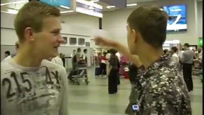 Шаргал хийж байгаа нь сайн өлгөөтэй хар dude дээр буйдан дээр
