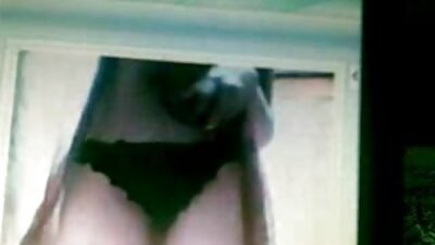 Том байгалийн хөхтэй Brunette нь хатуу том дик унаж байна
