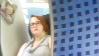 Аварга өгзөгтэй, том хөхтэй Bimbo орон дээр нүцгэн байна