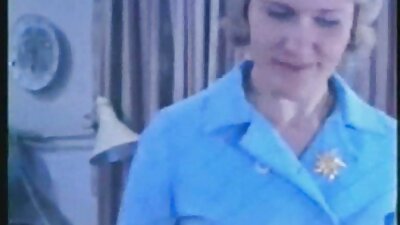 Нэг залуу дарагдсан шаргал эсрэг түүний тахиа, авдаг цохилт ажил