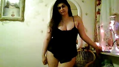 Тахиа өлссөн brunette тэр том хатуу pecker эдэлж байна