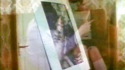 Цэнхэр нүдтэй зөгийн бал нь гараараа нэг залууг татаж байна