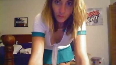 Сайхан ижийтэй brunette түүний бутархай дүүрч байна
