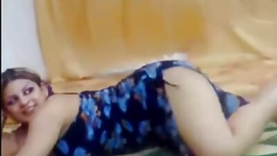 Латина түүний нуруун дээр усан сан, авах нь түүний нойтон бэлгийн уруул орсон