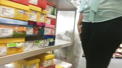 Урт үстэй брюнетт бүсгүйн амраг нь амрагаа үнсүүлж байна