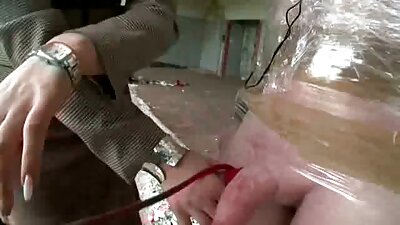 Тахиа хайртай тачаангуй milf түүний нойтон булэг дик дүүрэн авч байна