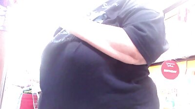 Хүсэл тэмүүлэлтэй дүр зураг дээр хоёр хүн бие биенээ няцалдаг